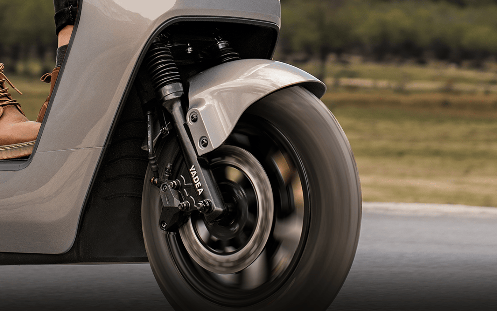 SUSPENSIÓN DELANTERA Y TRASERA GRADO MOTOCICLETASistema de amortiguación delantera y trasera diseñado con tecnología de nivel motocicleta para brindar mayor estabilidad, confort y control en todo tipo de caminos.